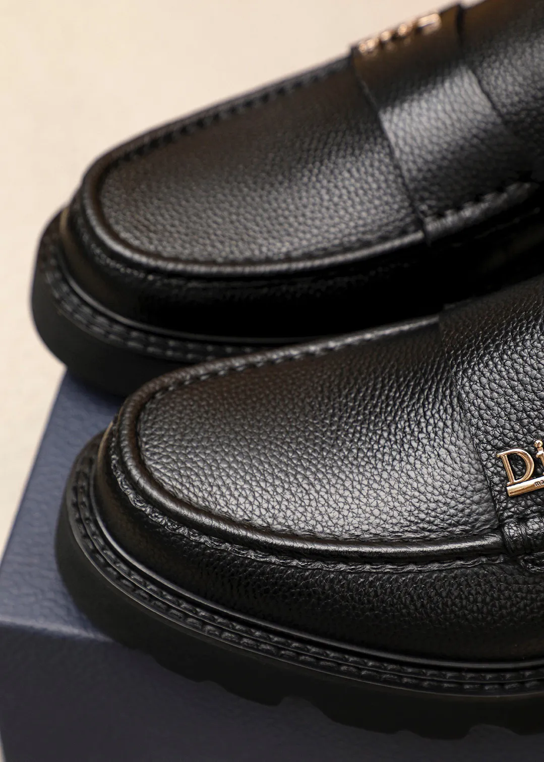 Men's shoes 💰480 💐 Product trademark: Dior "Dior" casual leather shoes Regular size: 39-44 (45🉑️customized) Product materials: Selected Italian imported first-layer pebbled cowhide leather upper + classic hardware buckle, imported water-dyed 🐂 cowhide lining. Strong three-dimensional visual effect, original outsole color: 2 colors available
